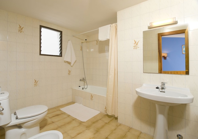 Imagen de la habitación del Hotel Casual Bahía Ibiza. Foto 15