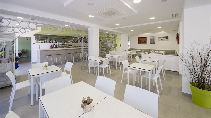 Imagen del bar/restaurante del Hotel Casual Bahía Ibiza. Foto 6