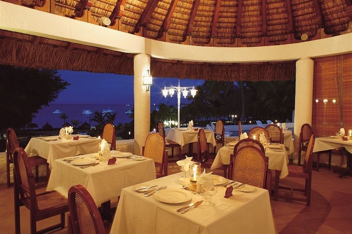 Imagen del bar/restaurante del Hotel Casuarina Resort and Spa. Foto 3