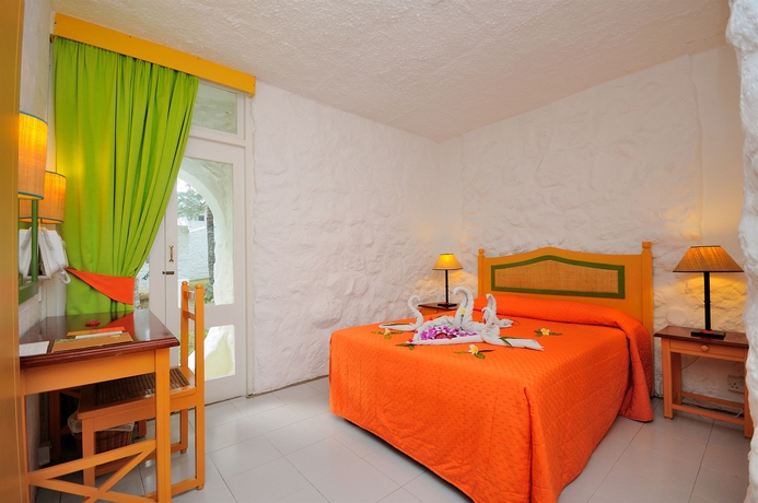 Imagen de la habitación del Hotel Casuarina Resort and Spa. Foto 7