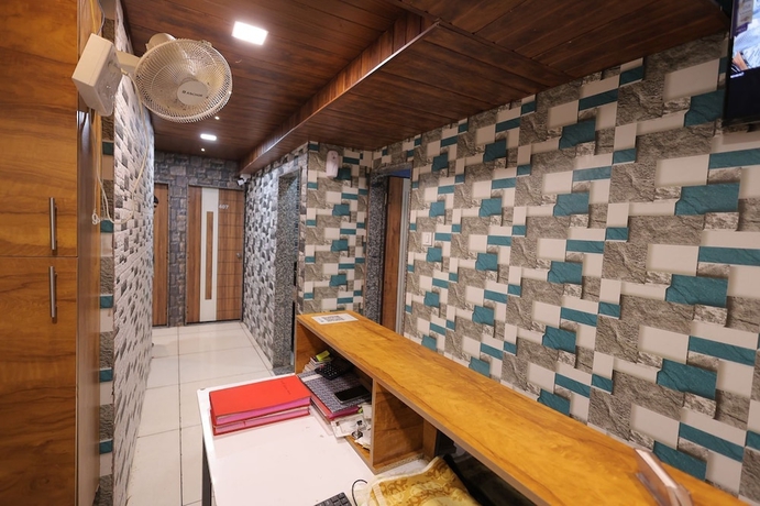 Imagen de los interiores del Hotel Cat, Rajkot. Foto 14