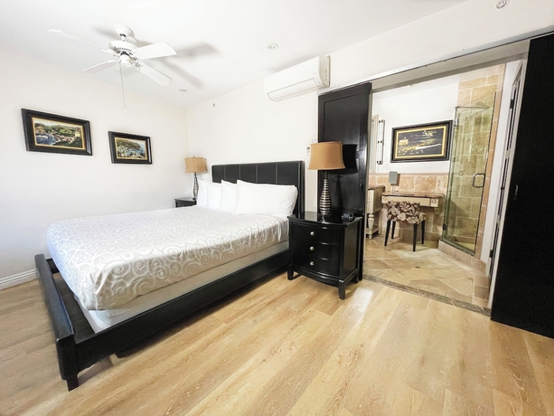 Imagen de la habitación del Hotel Catalina Courtyard Suites. Foto 8
