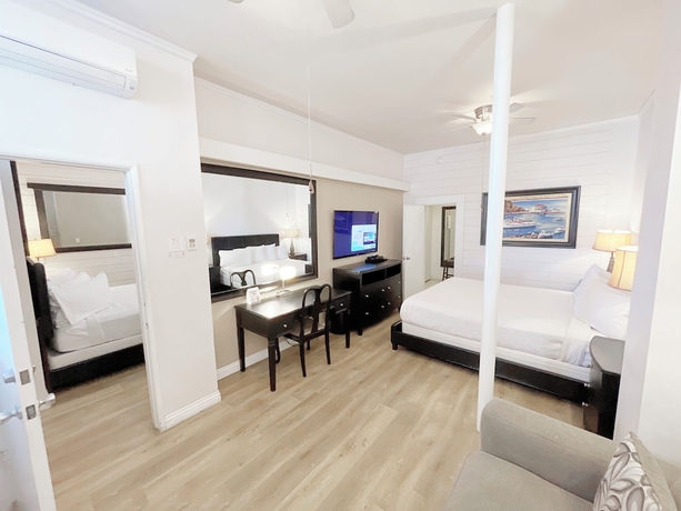 Imagen de la habitación del Hotel Catalina Courtyard Suites. Foto 15