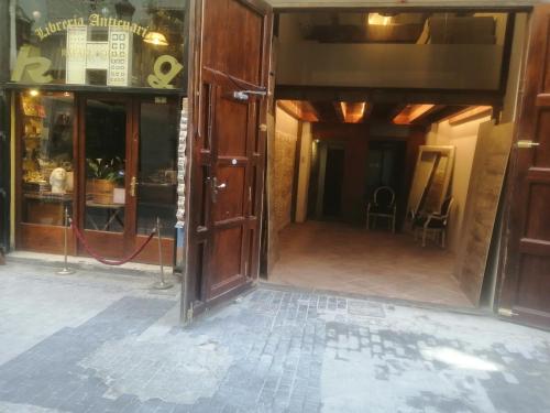 Imagen de los exteriores del Hotel Catalina Suites. Foto 15