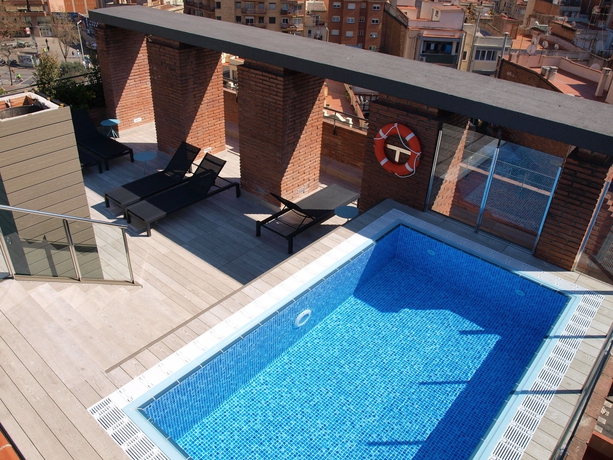 Imagen de la piscina del Hotel Catalonia Albeniz. Foto 14