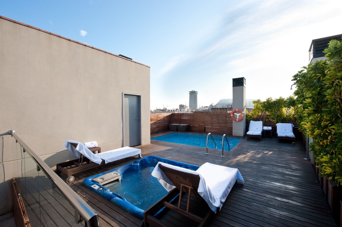 Imagen de la piscina del Hotel Catalonia Avinyó. Foto 16