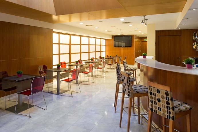 Imagen del bar/restaurante del Hotel Catalonia Barcelona 505. Foto 1