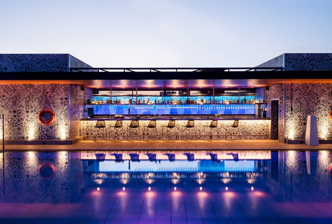 Imagen de la piscina del Hotel Catalonia Barcelona Plaza. Foto 14