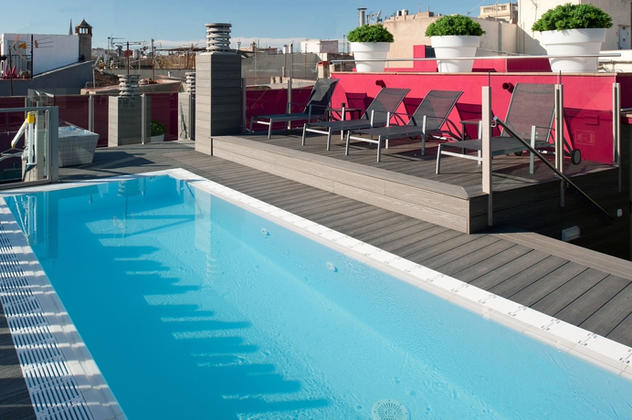 Imagen de la piscina del Hotel Catalonia Born. Foto 12