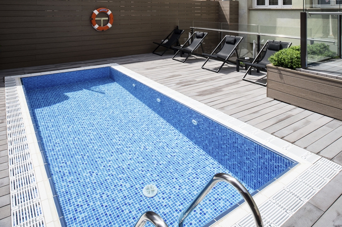 Imagen de la piscina del Hotel Catalonia Diagonal Centro. Foto 16