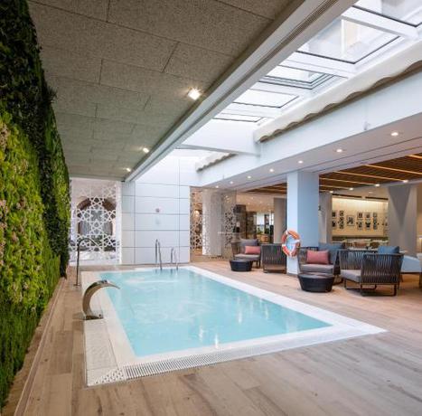 Imagen de la piscina del Hotel Catalonia Giralda. Foto 9