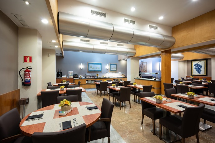 Imagen del bar/restaurante del Hotel Catalonia Gracia. Foto 5