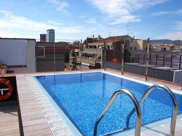 Imagen de la piscina del Hotel Catalonia Gracia. Foto 18