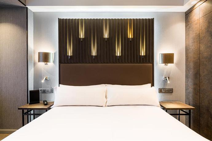 Imagen de la habitación del Hotel Catalonia Gran Vía Bilbao. Foto 12