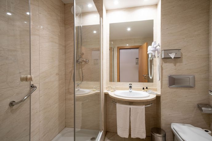 Imagen de la habitación del Hotel Catalonia La Maquinista. Foto 19