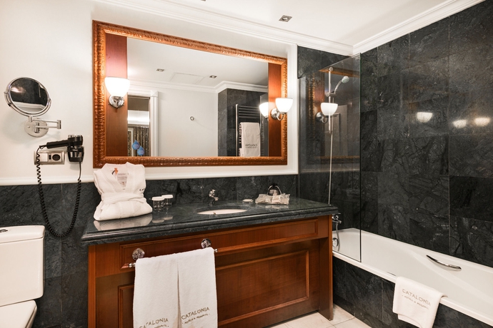 Imagen de la habitación del Hotel Catalonia Las Cortes. Foto 5