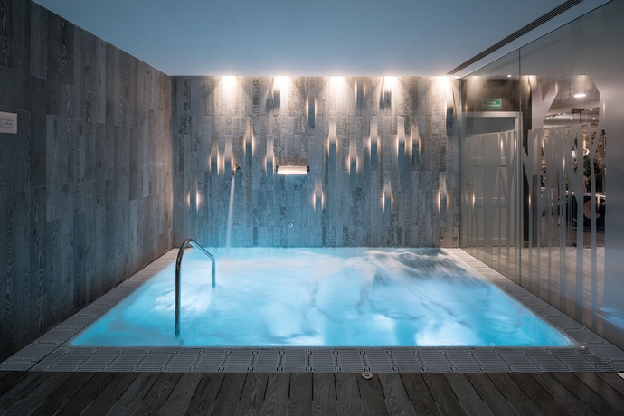 Imagen de la piscina del Hotel Catalonia Magdalenes. Foto 15