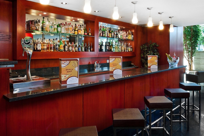 Imagen del bar/restaurante del Hotel Catalonia Park Güell. Foto 4