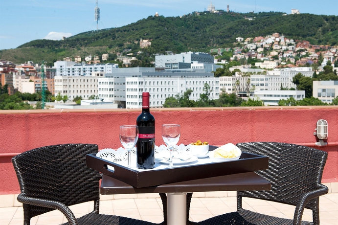 Imagen de la piscina del Hotel Catalonia Park Güell. Foto 15
