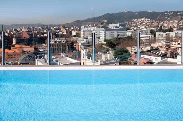 Imagen de la piscina del Hotel Catalonia Park Güell. Foto 16