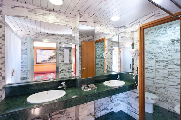 Imagen de la habitación del Hotel Catalonia Park Güell. Foto 12