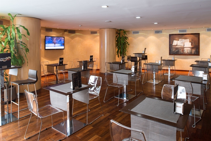 Imagen del bar/restaurante del Hotel Catalonia Park Putxet. Foto 3