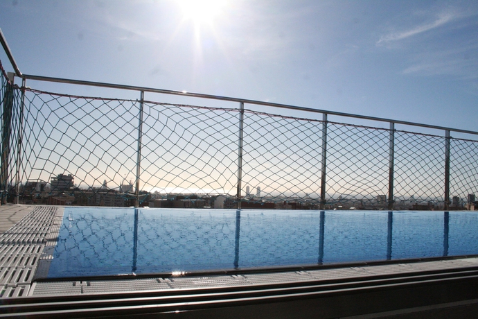 Imagen de la piscina del Hotel Catalonia Park Putxet. Foto 16