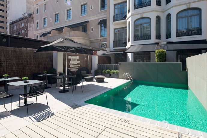 Imagen de la piscina del Hotel Catalonia Passeig De Gràcia. Foto 34