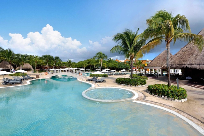 Imagen de la piscina del Hotel Catalonia Playa Maroma. Foto 14