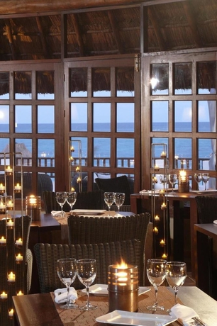 Imagen del bar/restaurante del Hotel Catalonia Playa Maroma. Foto 2