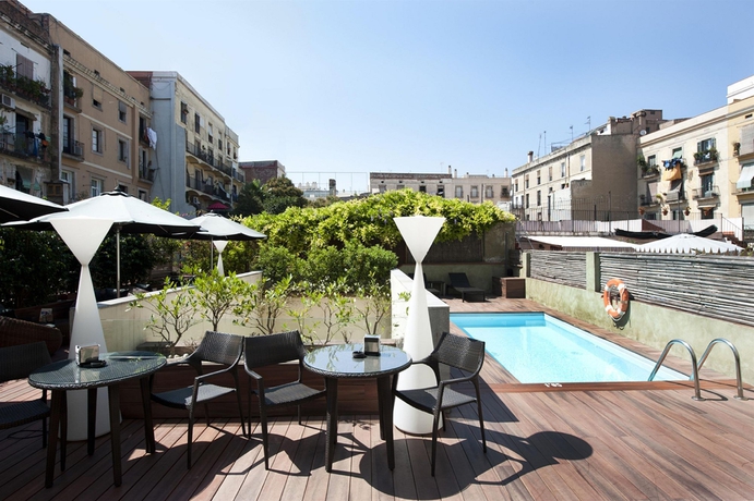 Imagen de la piscina del Hotel Catalonia Port. Foto 15