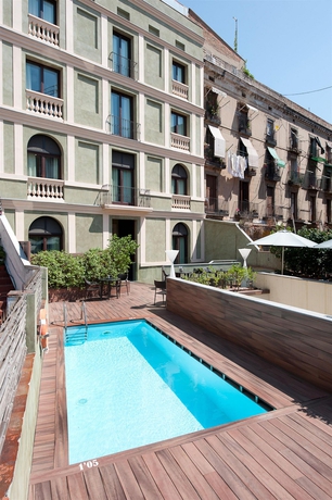 Imagen de la piscina del Hotel Catalonia Port. Foto 16