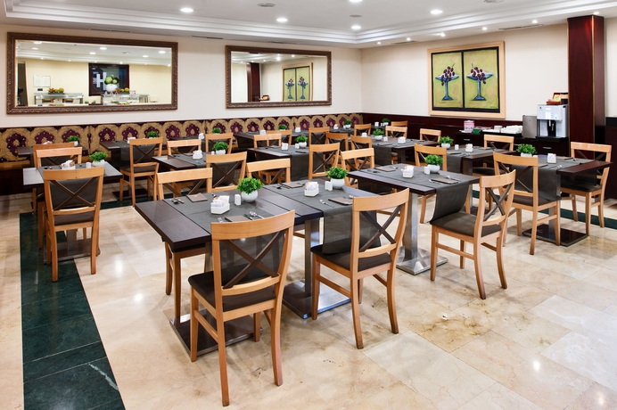 Imagen del bar/restaurante del Hotel Catalonia Puerta Del Sol. Foto 3