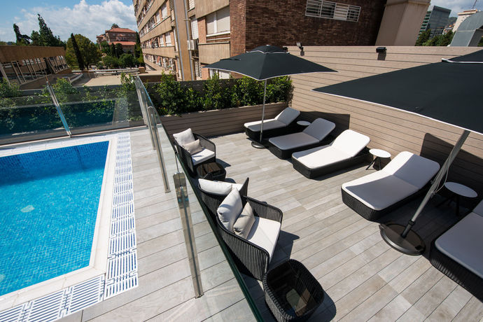 Imagen de la piscina del Hotel Catalonia Rigoletto. Foto 13