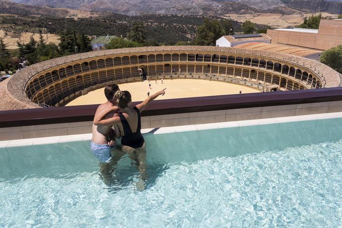 Imagen de la piscina del Hotel Catalonia Ronda. Foto 18