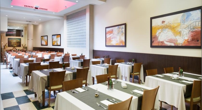 Imagen del bar/restaurante del Hotel Catalonia Sagrada Familia. Foto 2