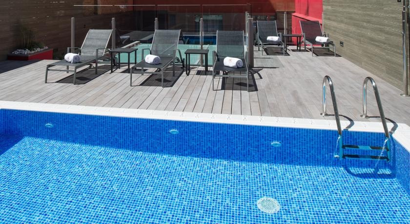 Imagen de la piscina del Hotel Catalonia Sagrada Familia. Foto 8