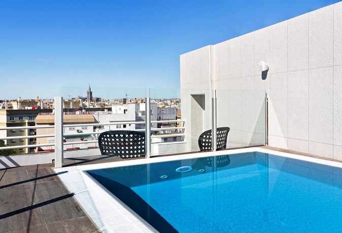 Imagen de la piscina del Hotel Catalonia Santa Justa. Foto 18