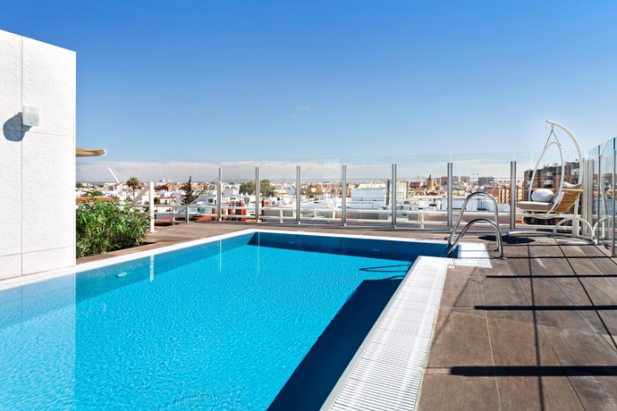 Imagen de la piscina del Hotel Catalonia Santa Justa. Foto 19