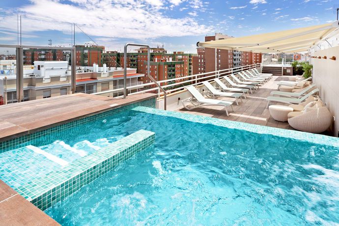 Imagen de la piscina del Hotel Catalonia Santa Justa. Foto 21