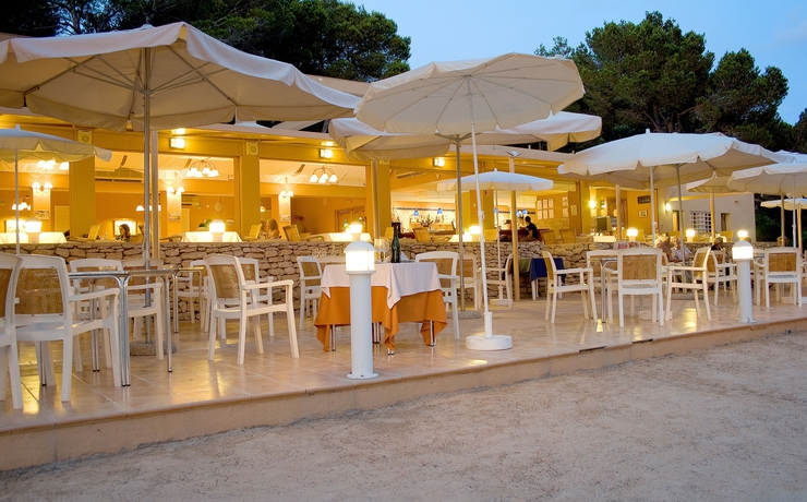 Imagen del bar/restaurante del Hotel Catalonia Ses Estaques - Adults Only. Foto 6