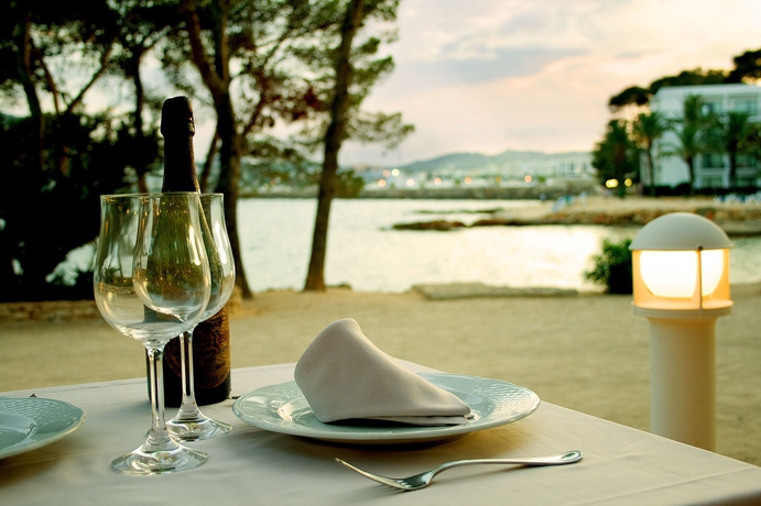 Imagen del bar/restaurante del Hotel Catalonia Ses Estaques - Adults Only. Foto 7