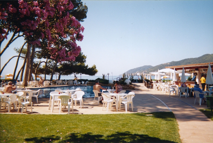 Imagen de la piscina del Hotel Catalonia Ses Estaques - Adults Only. Foto 16
