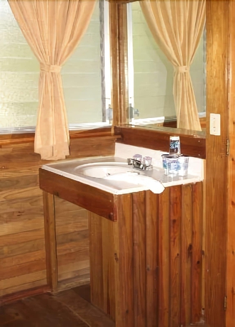 Imagen de la habitación del Hotel Catamaran, ALDEA RIO DULCE. Foto 7