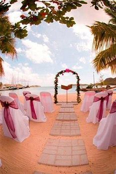 Imagen de los exteriores del Hotel Catamaran Marina. Foto 7