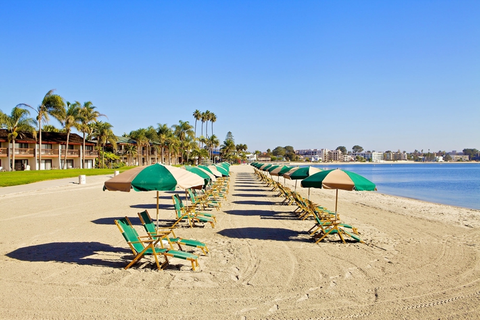 Imagen de los exteriores del Hotel Catamaran Resort and Spa. Foto 5