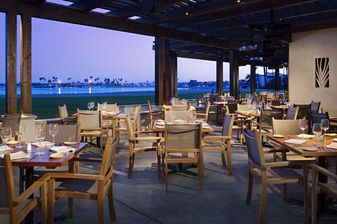 Imagen del bar/restaurante del Hotel Catamaran Resort and Spa. Foto 4