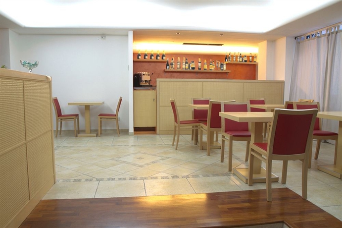 Imagen del bar/restaurante del Hotel Catania Town. Foto 3