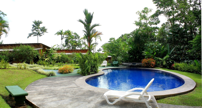 Imagen de la piscina del Hotel Catarata Eco-lodge. Foto 12