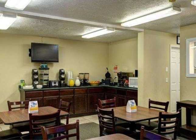 Imagen del bar/restaurante del Hotel Cathedral Valley Inn. Foto 3